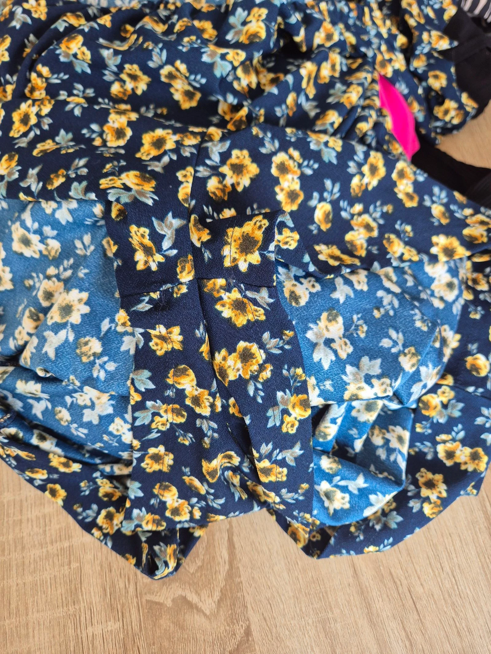 Combishort Mango Basics T36/S – azul marinho com flores amarelas, ombros descobertos, estilo boêmio chique – photo 9